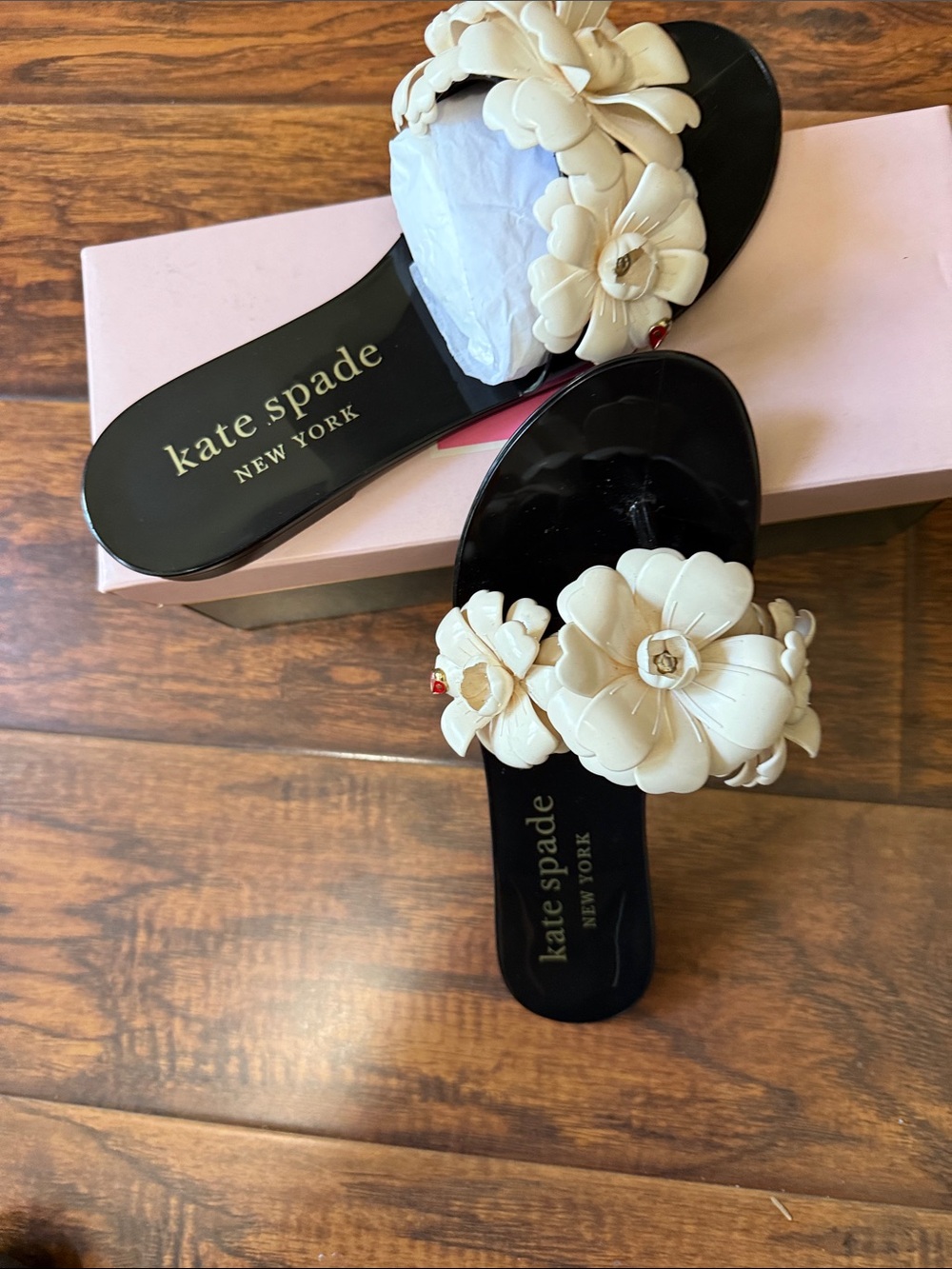 kate spade black sandals with ivory floral appliqués - Picture 5 of 6